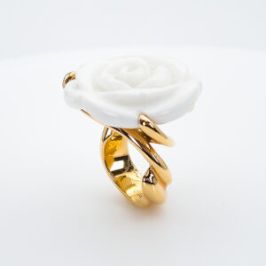 Bague Fleur en or rose et agathe blanche